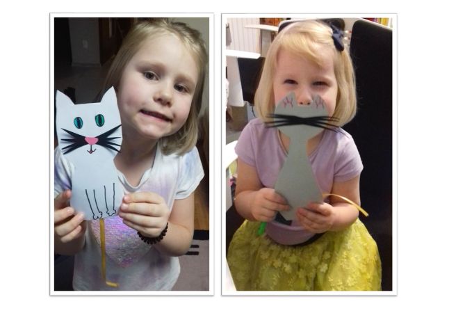 Kolaż z dwóch zdjęć dwóch dziewczynek, które pokazują do obiektywu zdjęcia papierowych zakładek w kształcie kota