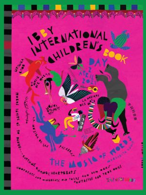 Opis zdjęcia – na górze plakatu jest jego tytuł w języku angielskim: „IBBY International Children’s Book Day.  Na różowym tle umieszczono wielobarwne sylwetki zwierząt oraz dwójki ludzi. Wokół tych postaci widnieją napisy w różnych językach