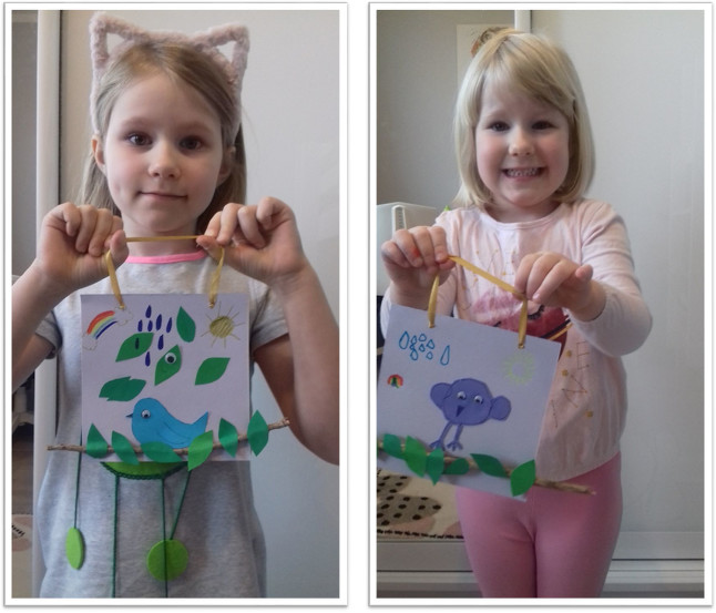 Kolaż z dwóch zdjęć dziewczynek, które trzymają w dłoniach kolorowe obrazki przedstawiające ptaszki wykonane z papieru.