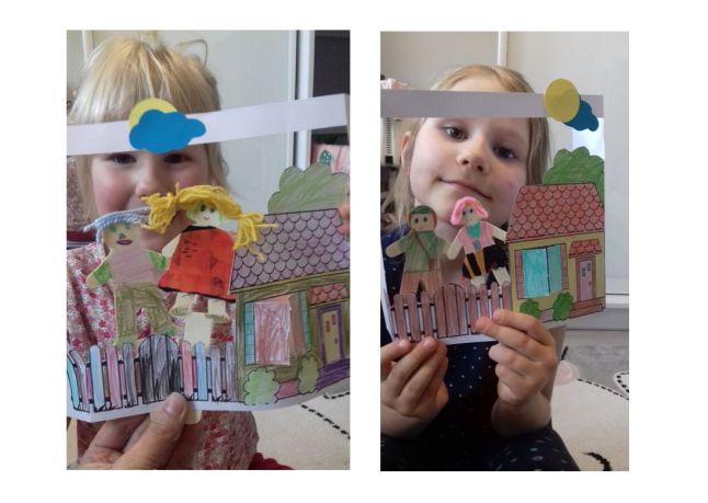 Kolaż z dwóch zdjęć, na których dwie dziewczynki pokazują domowy teatrzyk wykonany z ozdobionej kredkami i wycinankami kartki papieru oraz dwóch laleczek ze sklejki