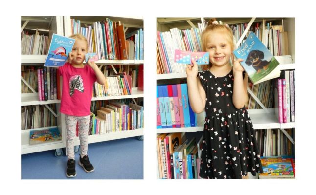 Kolaż zdjęć dwóch dziewczynek – dziewczynka na zdjęciu po lewej pokazuje do obiektywu kartę z naklejkami i dyplom, dziewczynka na zdjęciu po prawej pokazuje do obiektywu dwie karty z naklejkami i książkę