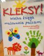 Okładka książki „Kleksy: wielka księga malowania palcami” – rysunek imitujący pracę dziecka: słońce, drzewo, lew, motyl, kwiatek, kot