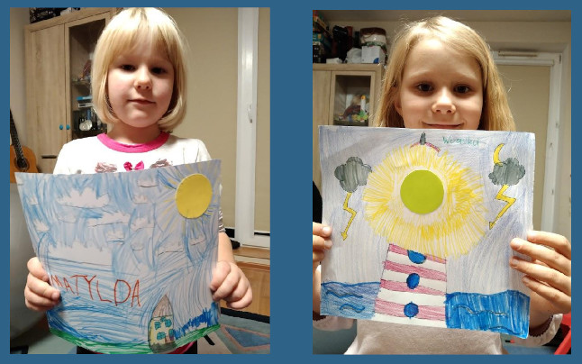 Kolaż z dwóch zdjęć, na którym dziewczynki pokazują do obiektywu ilustracje – słońce nad domem rodzinnym i latarnię morską.