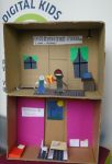 Dwie prace przestrzenne wykonane z kartonu, przedstawiające pokój dziecięcy, w którego wnętrzu naklejono figurki oraz meble wykonane z kolorowego papieru