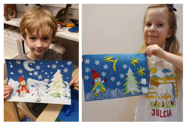 Kolaż z dwóch zdjęć, na których chłopiec i dziewczynka pokazują wykonane przez siebie prace plastyczne o tematyce zimowej