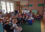 Grupa dzieci uczestnicząca w spotkaniu online przygotowanym przez bibliotekarki