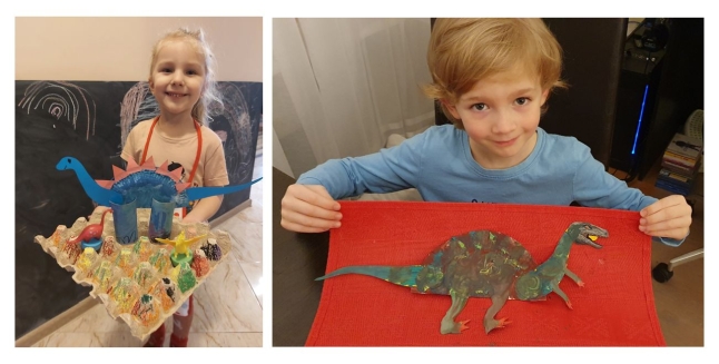 Kolaż dwóch zdjęć, na których dziewczynka i chłopiec pokazują dinozaury wykonane z kartonu, papierowych talerzyków i rolek, pomalowanych na różne kolory