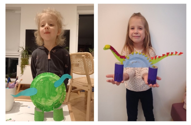 Kolaż dwóch zdjęć, na których dwie dziewczynki pokazują dinozaury wykonane z kartonu, papierowych talerzyków i rolek, pomalowanych na różne kolory