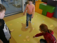 Dziewczynka bawi się na podłodze interaktywnej