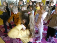Dzieci uczestniczą w zabawie ruchowej