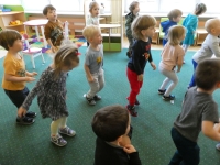 Przedszkolaki podczas zabawy ruchowej – podskoki