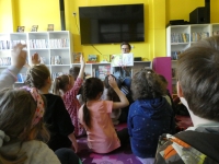 Bibliotekarka pokazuje przedszkolakom ilustrację w książce