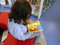 Dziewczynka czyta książkę Justyny Bednarek