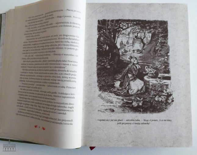 Fragment baśni „Żabi król” braci Grimm oraz ilustracja przedstawiająca królewnę i żabę siedzącą na brzegu studni
